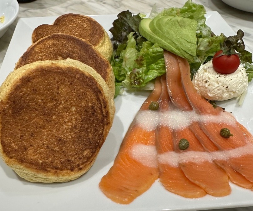 サーモンとアボカドのチーズムースパンケーキ